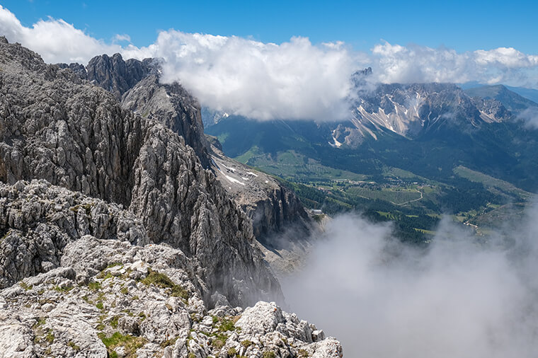 Blick zum Santnerpass auf das Latemar Gebirge - Dolomitenwanderung - YouLoveBeauty