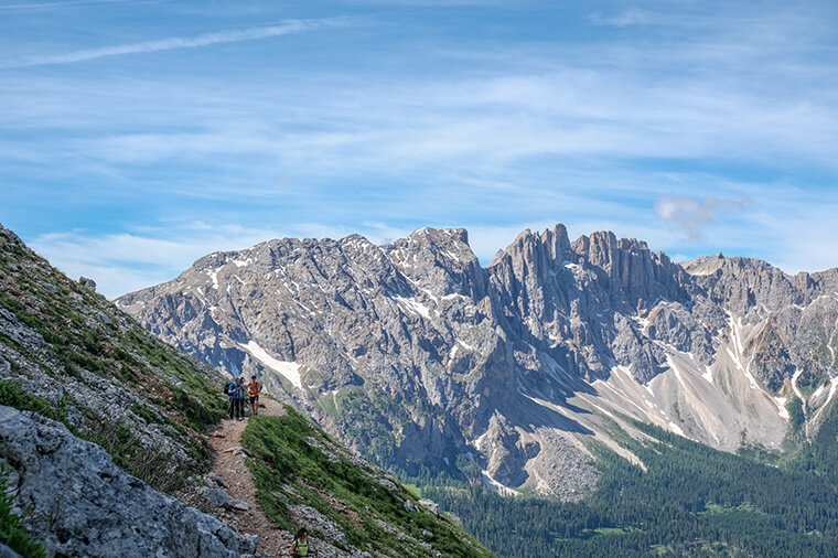 Wanderweg zur Rotwandhütte mit Ausblick auf das Latemar Gebirge - Dolomitenwanderung - YouLoveBeauty