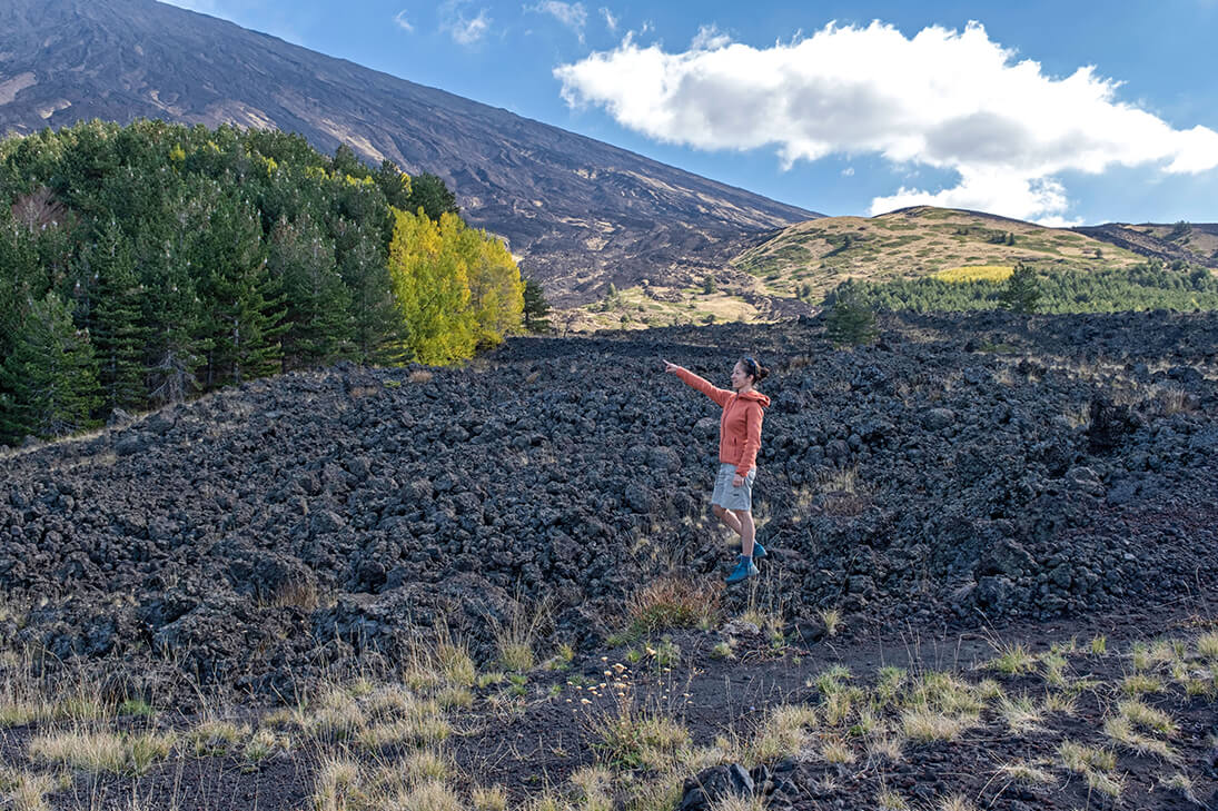 Ulla erklärt details zum Vulkan - Meine Reise zum Ätna - YouLoveBeauty