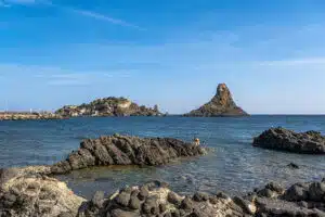 Provinz Catania - Blick auf die Zyklopeninsel - YouLoveBeauty