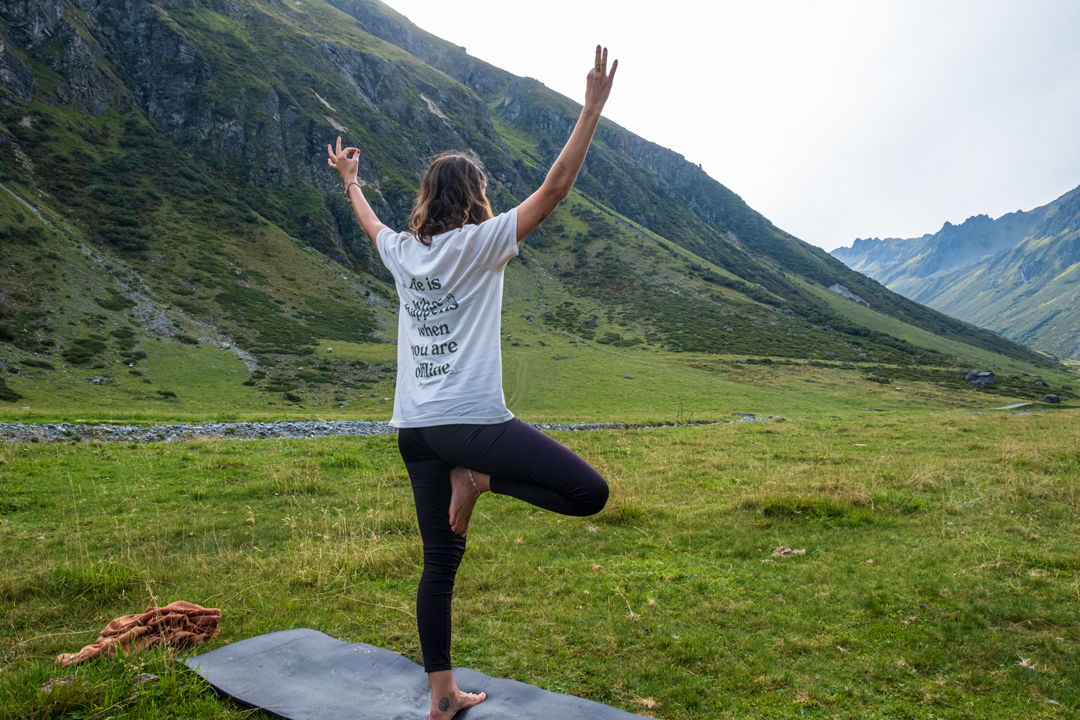 Yoga-Lehrerin im Valzifenztal, vor herrlichem Bergpanorama